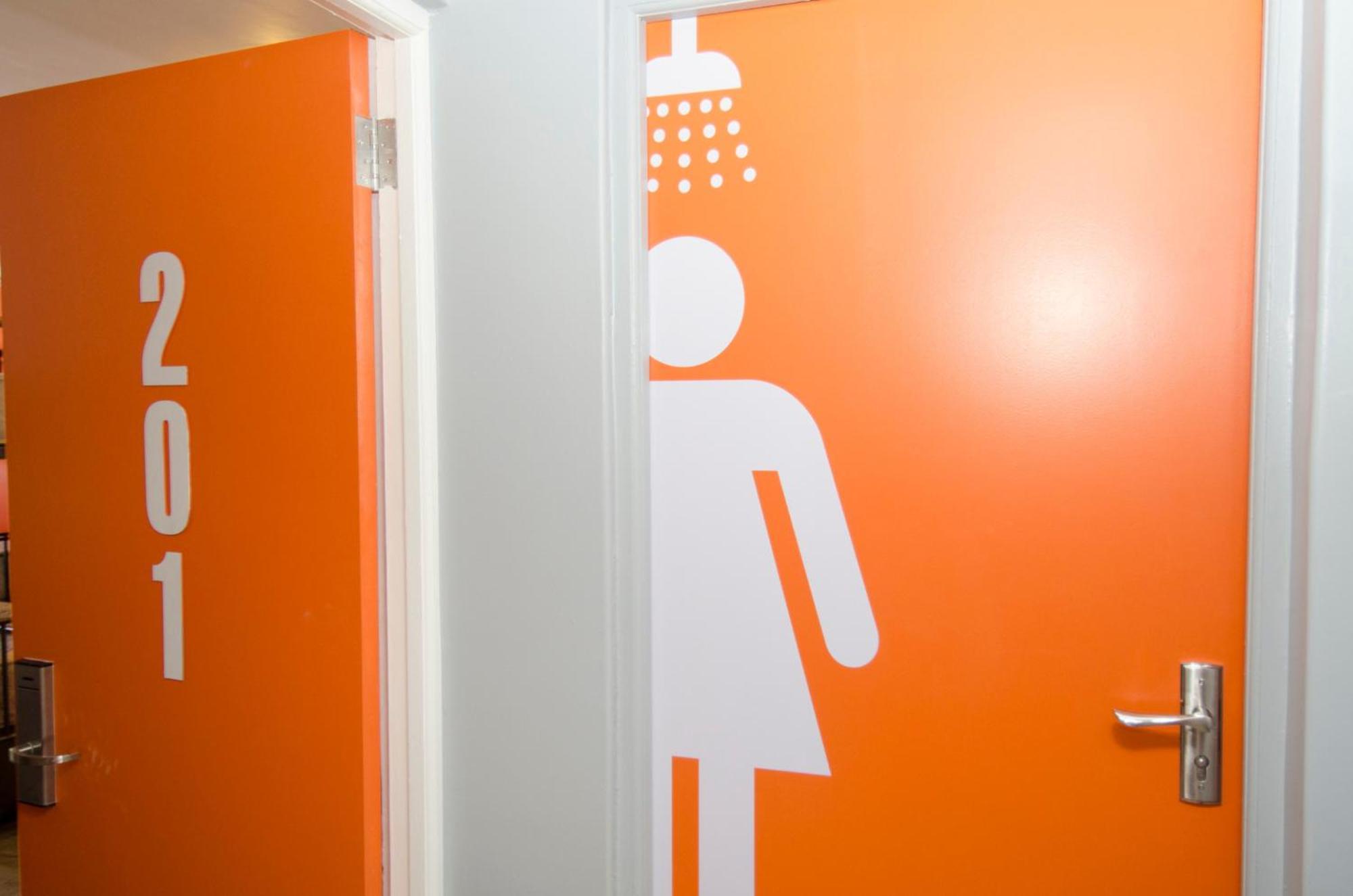 Never At Home Green Point Kapstaden Rum bild A shower room in a hostel