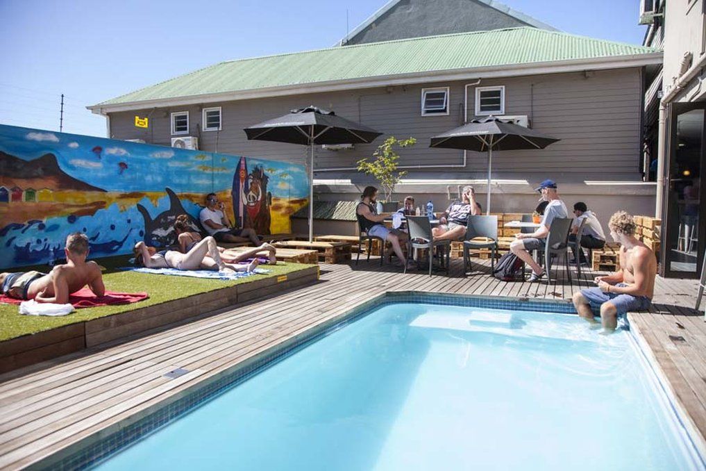 Never At Home Green Point Kapstaden Exteriör bild The pool at the backpackers